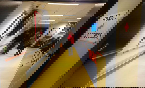 Cosa sappiamo davvero della mamma nigeriana insultata in pronto soccorso a Sondrio