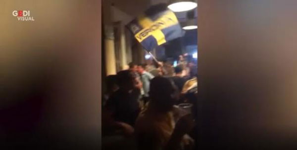 I tifosi del Verona che cantano «Niente neg*i» sulle note dei Village People | VIDEO