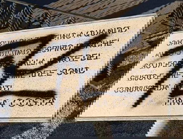 La vergogna della targa di Tina Costa imbrattata (ancora) con una svastica