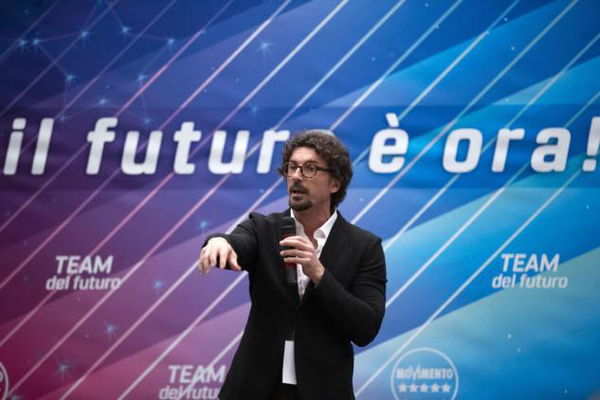 Il ritorno di Toninelli: «Le mie gaffes? Tutte fake news»