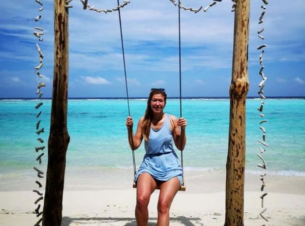 La deputata del M5S posta la foto dalle Maldive e viene attaccata sui social: «E le rendicontazioni?»