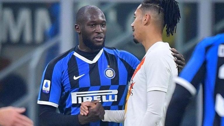 L’abbraccio tra Lukaku e Smalling dopo le polemiche sul titolo del Corriere dello Sport