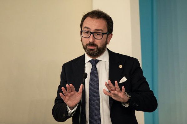 Lo strafalcione di Alfonso Bonafede in diretta tv, l’ordine degli avvocati: «Si dimetta subito»