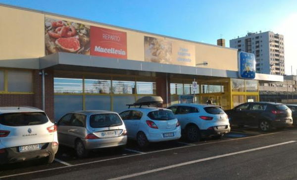 La tragedia del clochard morto in solitudine nel parcheggio di un supermercato a Tor Bella Monaca