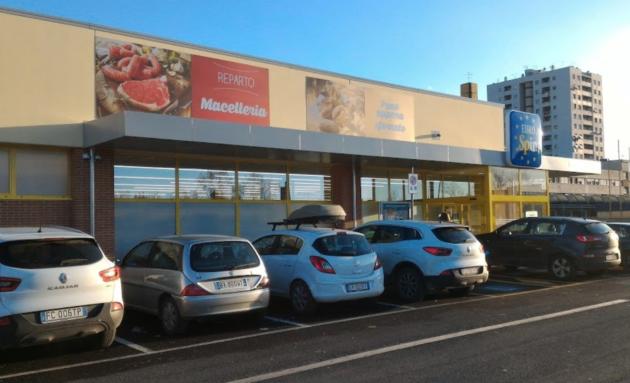 La tragedia del clochard morto in solitudine nel parcheggio di un supermercato a Tor Bella Monaca article-post