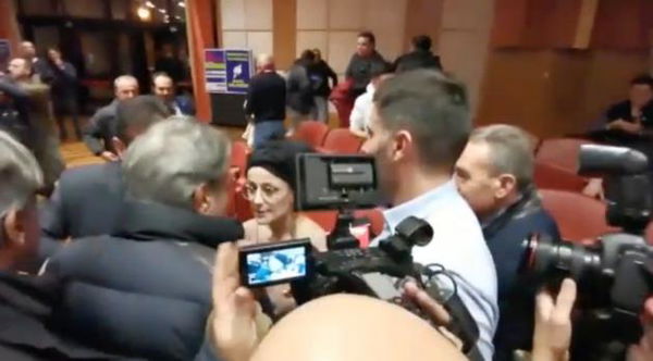La ragazza che è stata aggredita all’incontro di Salvini a Reggio: «Drogata e comunista, fatti una pera»