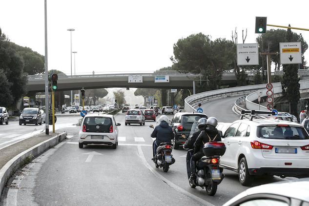 Gioco del semaforo, la folle moda tra i giovani di Corso Francia article-post