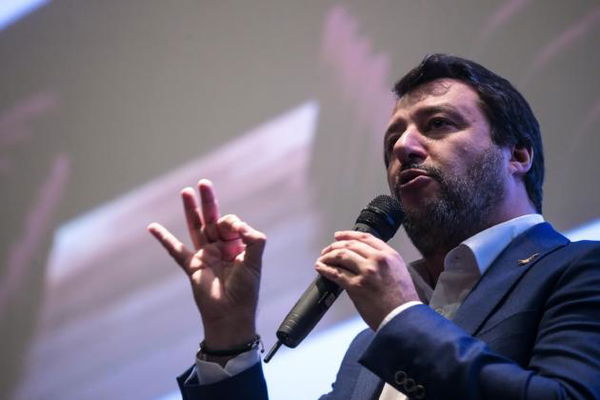 La storia di Salvini che rischia il processo per violazione del decreto Salvini