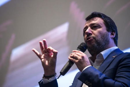 La storia di Salvini che rischia il processo per violazione del decreto Salvini article-post