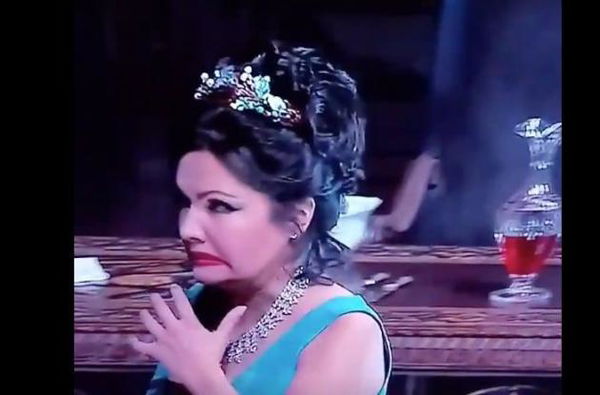 L’espressione del soprano quando si rende conto di aver sbagliato nella prima della Scala