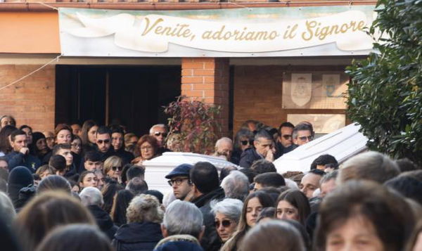 L’omelia ai funerali di Gaia e Camilla: «Il senso della vita non è bere e fumare, siamo tutti un po’ palloni gonfiati»