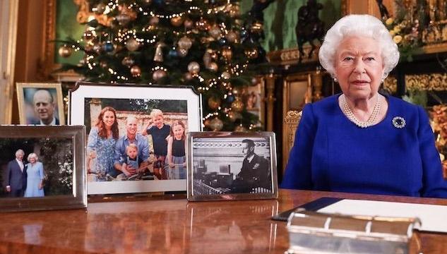 Gli auguri della Regina Elisabetta senza la foto di Harry e Meghan