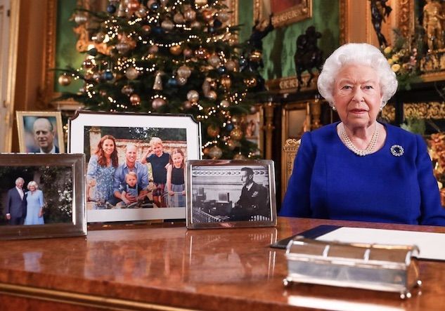 Gli auguri della Regina Elisabetta senza la foto di Harry e Meghan