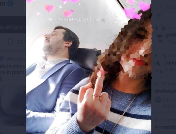 La replica della giovane che ha fatto il dito medio nella foto con Matteo Salvini