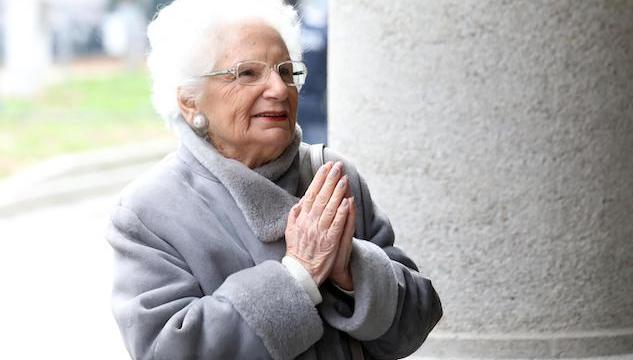 La marcia dei sindaci a Milano per sostenere Liliana Segre