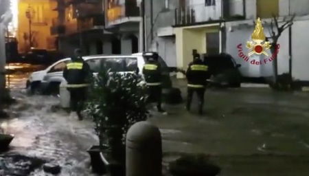 Maltempo in tutta Italia, a Napoli un uomo morto schiacciato da un albero article-post