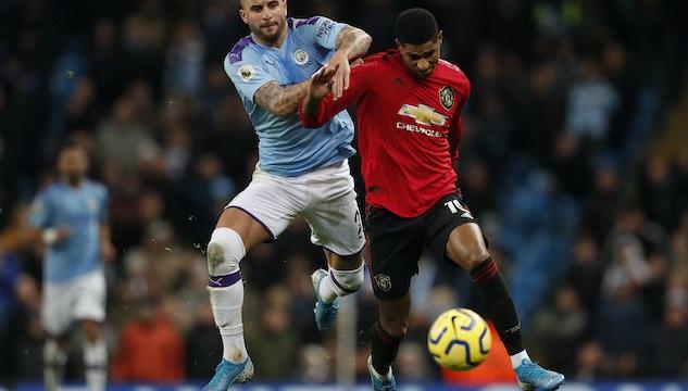 Uk, un tifoso è stato arrestato per aver dato della scimmia ad un calciatore di colore durante il derby del Manchester