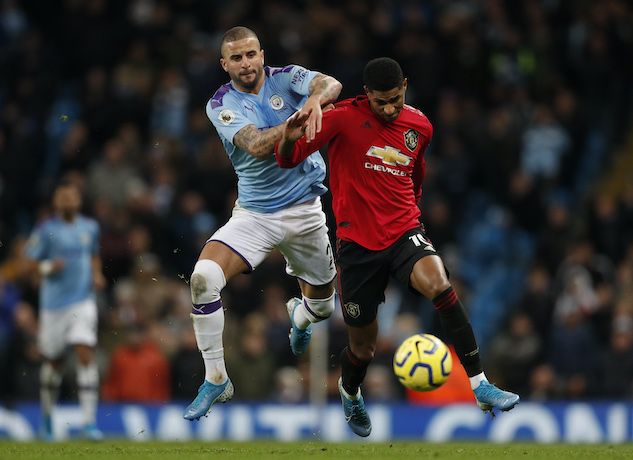 Uk, un tifoso è stato arrestato per aver dato della scimmia ad un calciatore di colore durante il derby del Manchester