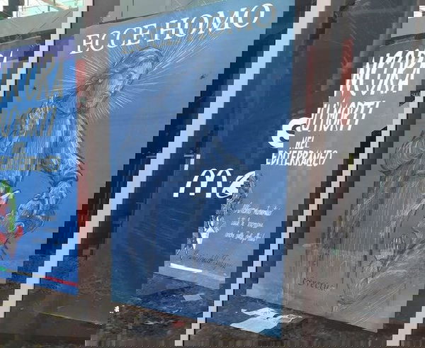 “Ecce homo erectus” il manifesto blasfemo rimosso dopo le polemiche