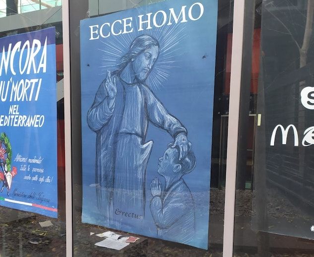 “Ecce homo erectus” il manifesto blasfemo rimosso dopo le polemiche article-post