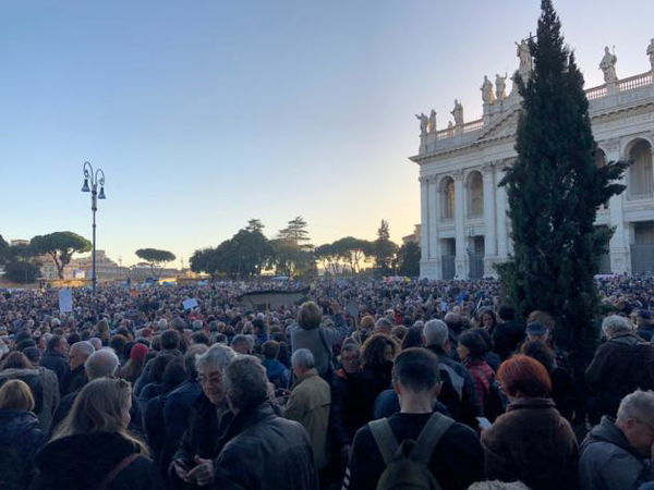 L’oceano delle sardine a Roma: piazza San Giovanni stracolma | VIDEO