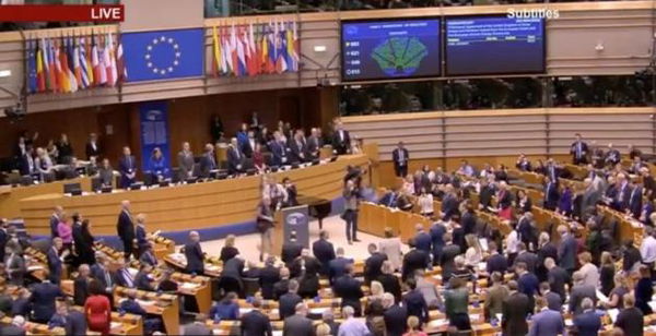 Perché il Parlamento Europeo ha intonato «Auld Lang Syne» dopo lo storico voto sulla Brexit | VIDEO