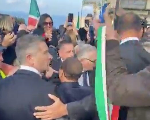Berlusconi presenta Jole Santelli a Tropea: «La conosco da 26 anni e non me l’ha mai data» | VIDEO