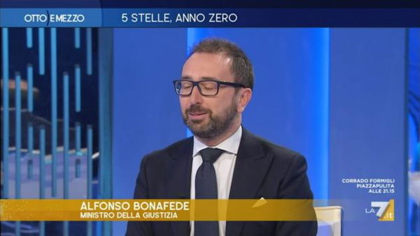 Gruber a Bonafede: «Le dimissioni di Di Maio alla vigilia di una sconfitta». E lui: «Questo lo dice lei»