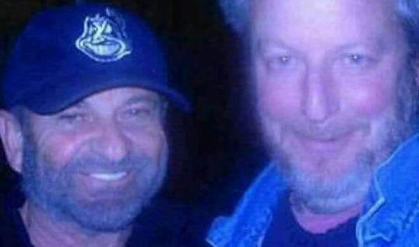 Circola ancora la bufala dei due finti idraulici che rubano in casa: ma sono gli attori di Mamma ho perso l’aereo