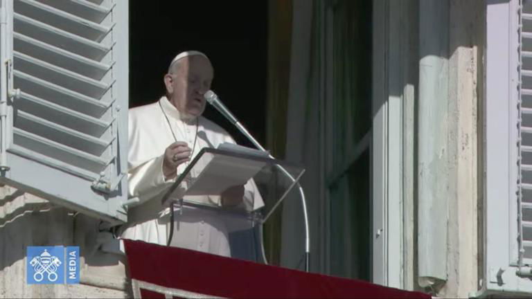Papa Francesco si scusa dopo aver schiaffeggiato la fedele “Ho perso la pazienza” | Video