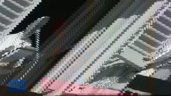 Papa Francesco si scusa dopo aver schiaffeggiato la fedele “Ho perso la pazienza” | Video