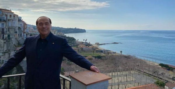 Berlusconi ha donato 10 milioni di euro alla Lombardia per creare posti in terapia intensiva alla Fiera di Milano