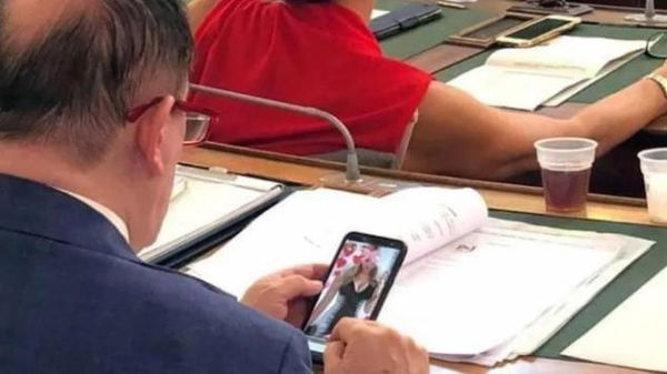 Il consigliere leghista di Biella pizzicato a guardare foto hot in Aula: «Sono legato alle vecchie tradizioni»