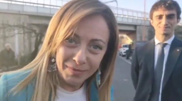 Giorgia Meloni crede di aggiustare i cantieri «con la sola imposizione delle mani»