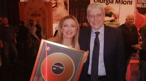 Giorgia Meloni vince il Disco d’oro di Mario Giordano (che non andrà a Sanremo)
