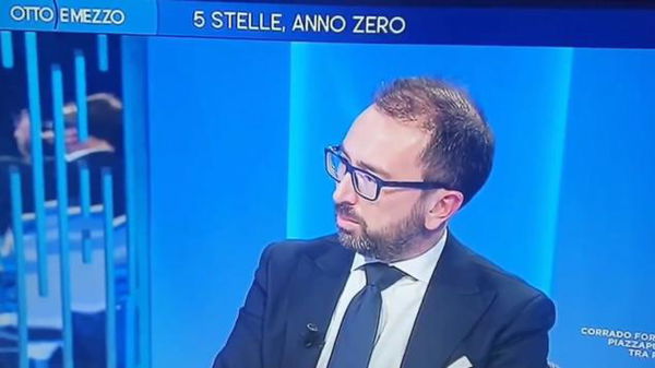 La faccia di Bonafede quando gli dicono che anche «gli innocenti finiscono in carcere» | VIDEO