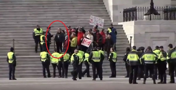 Joaquin Phoenix arrestato a Washington durante una manifestazione per il clima | VIDEO