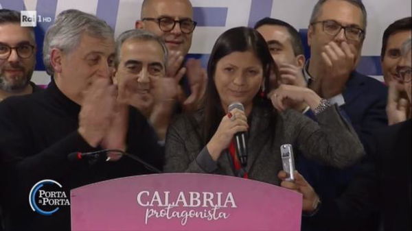 Cateno De Luca per il passaporto degli innamorati e Jole Santelli risponde che la decisione spetta a don Rodrigo Conte