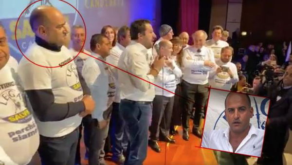 Il candidato della Lega accusato di mandare il suo gemello sul palco di Salvini