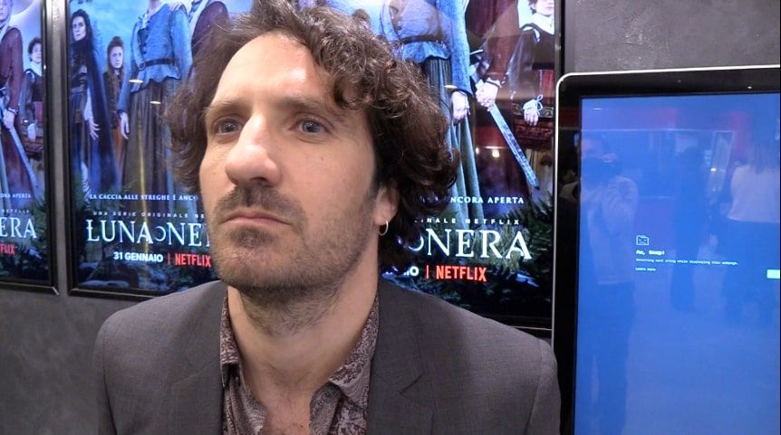 La Luna Nera, Giandomenico Cupaiuolo è Sante: “Un cattivo come i populisti che fanno propaganda” | Video article-post