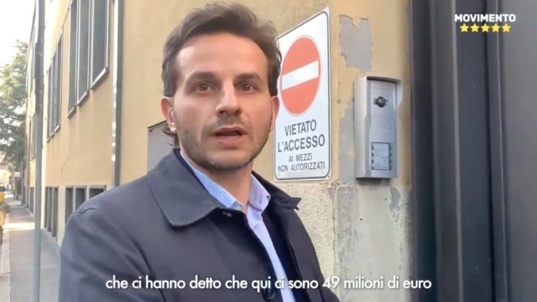 Il consigliere M5S Degli Angeli va in via Bellerio a citofonare: «Lei ha 49 milioni?» | VIDEO