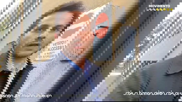 Il consigliere M5S Degli Angeli va in via Bellerio a citofonare: «Lei ha 49 milioni?» | VIDEO