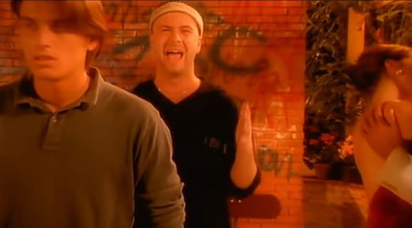 Non solo Junior Cally: anche Masini cantava «mi verrebbe di strapparti quei vestiti da put**na»