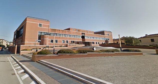 Mestre, una donna si dà fuoco davanti al Tribunale dei minori