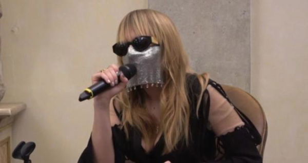 La replica di Myss Keta ad Amadeus: «Una donna non deve stare al posto che gli impone la società» | VIDEO