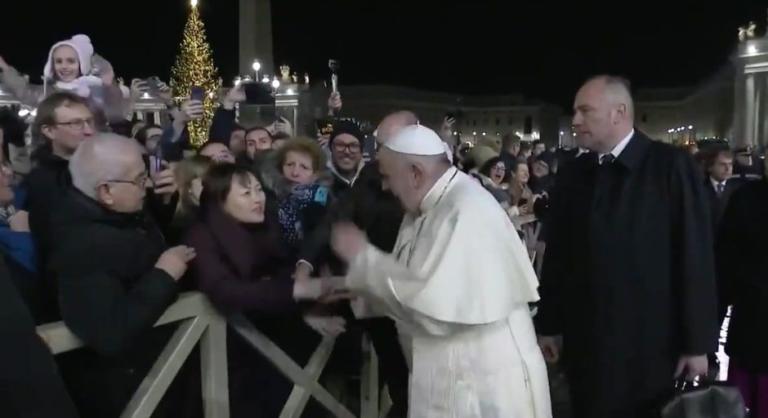 Il Papa reagisce contro una donna che lo aveva strattonato | VIDEO