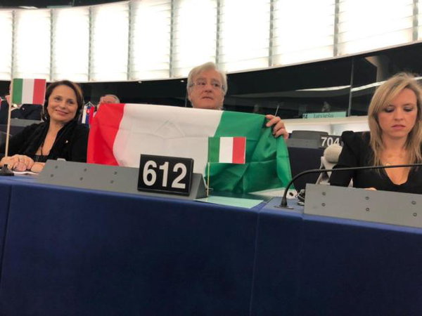L’inutile polemica di Rinaldi e della Lega sulle bandiere che non possono essere esposte al Parlamento europeo