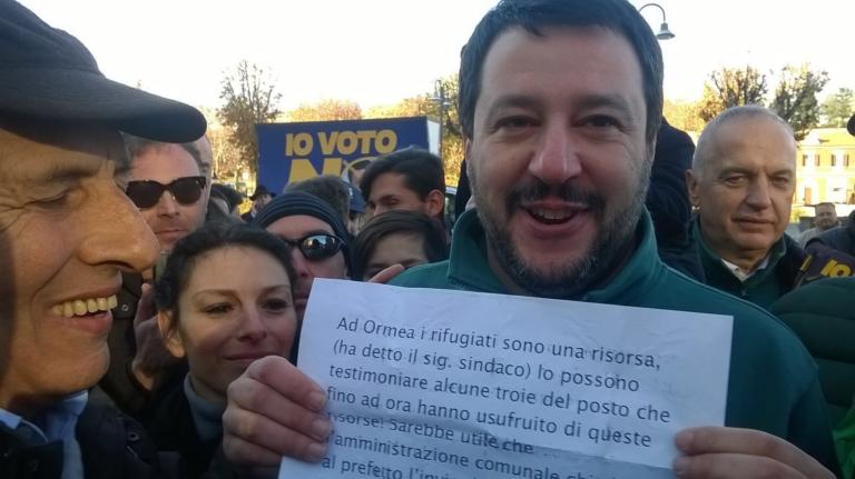 Quando Salvini mostrava il cartello in cui dava delle ‘tro*e’ alle donne (e non lo faceva «a casa sua»)