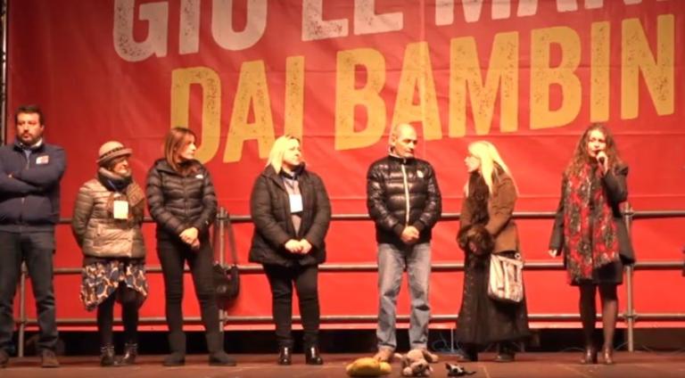 Sul palco di Salvini a Bibbiano c’è anche la madre del piccolo Tommy