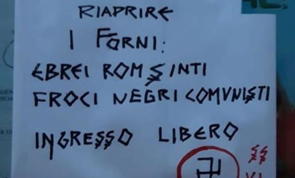 «27 gennaio, riaprite i forni»: il cartello, con svastica, affisso fuori dalla sede del Pd